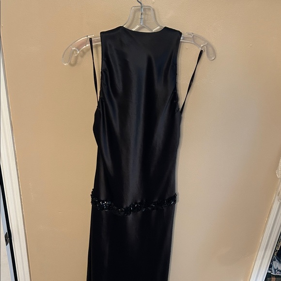 Vera Wang Black Dress with Elegant Detail - Picture 8 of 8